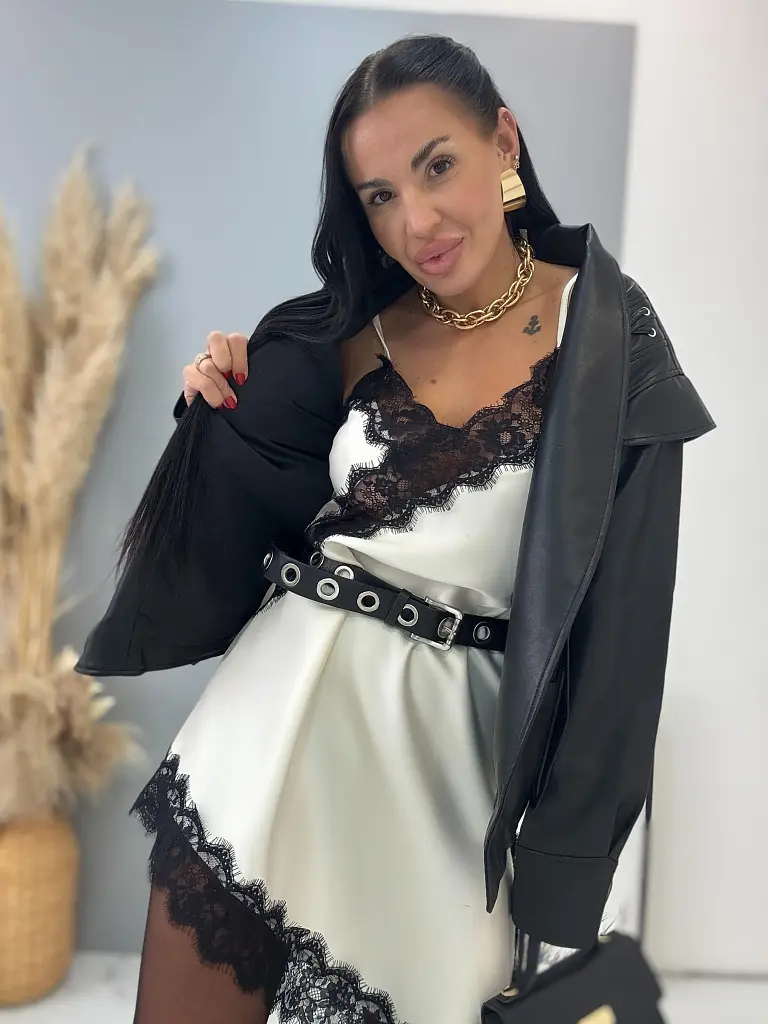 Szatén pántos ruha csipkével LAYLAH 