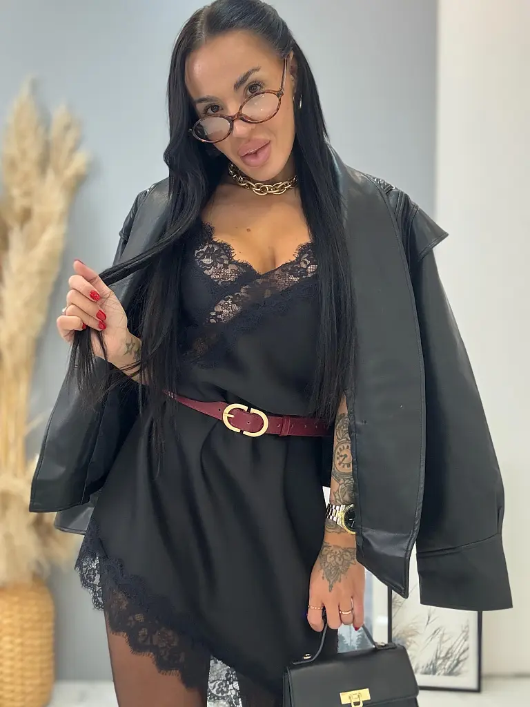 Szatén pántos ruha csipkével LAYLAH  - next