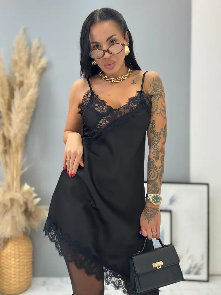 Szatén pántos ruha csipkével LAYLAH 