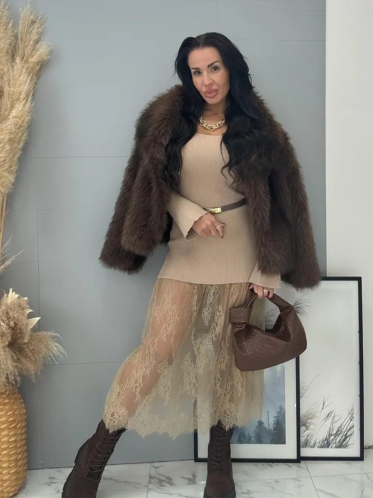 Bordázott anyagú kötött hosszú ruha csipkével DAYLIN