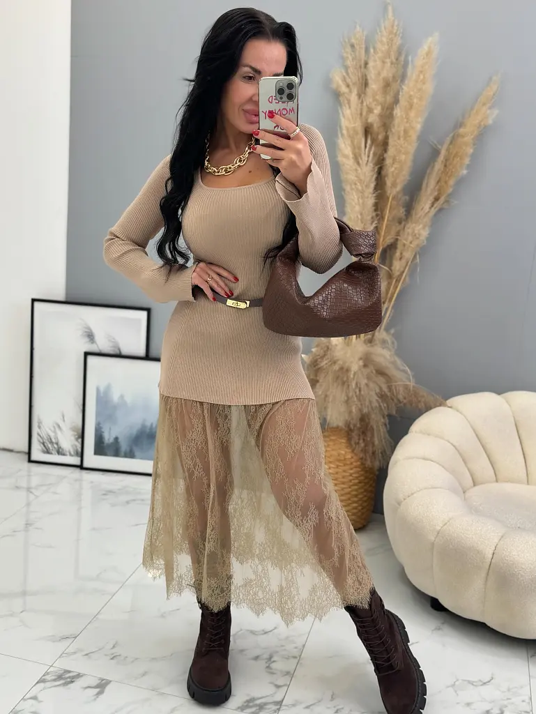 Bordázott anyagú kötött hosszú ruha csipkével DAYLIN - next