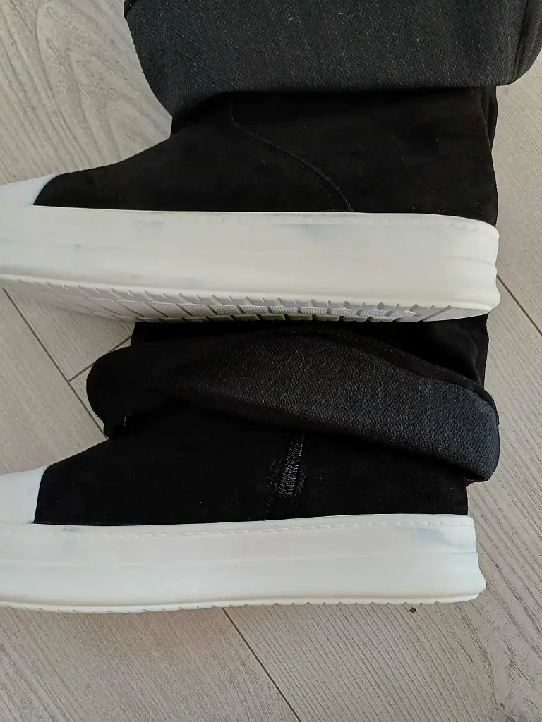 Exravagáns magasszárú csizma SHAYNA - next