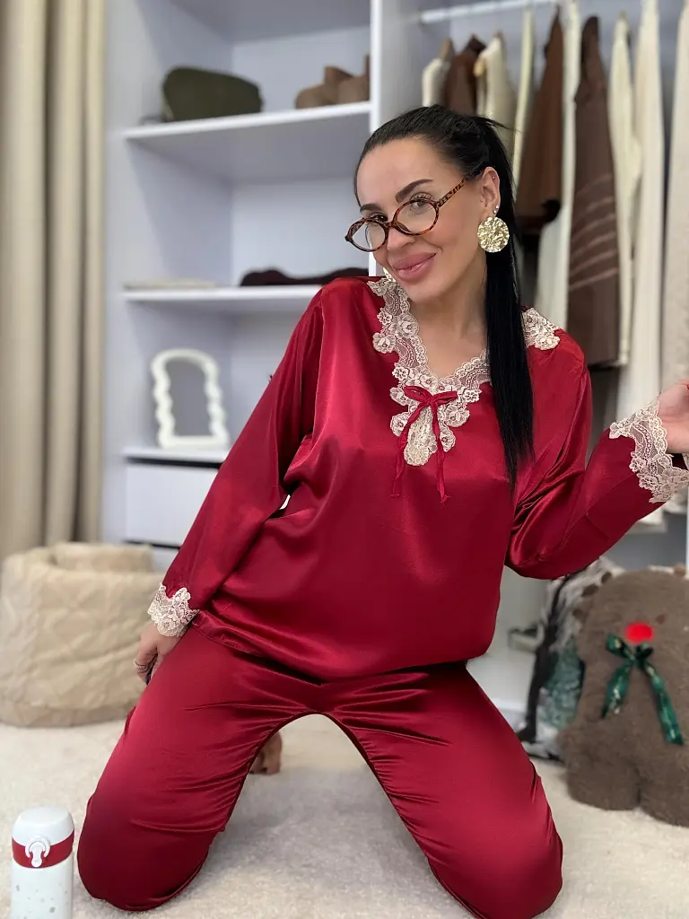 Szatén pizsama csipkeszegéllyel AVILMA