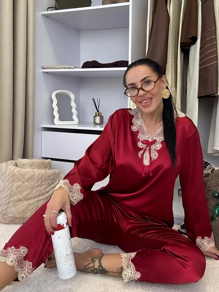 Szatén pizsama csipkeszegéllyel AVILMA - next