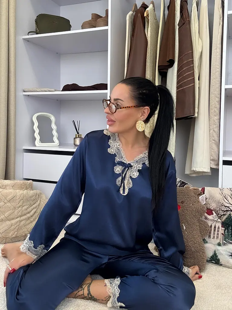 Szatén pizsama csipkeszegéllyel AVILMA - next