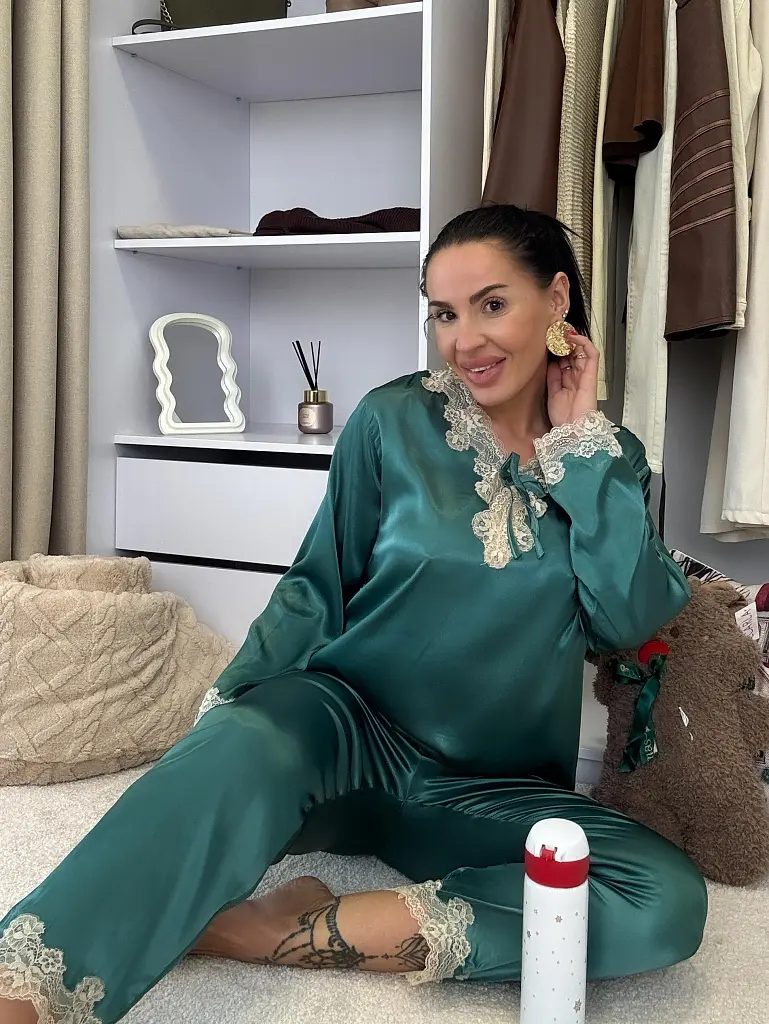 Szatén pizsama csipkeszegéllyel AVILMA - next