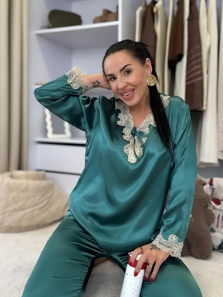 Szatén pizsama csipkeszegéllyel AVILMA