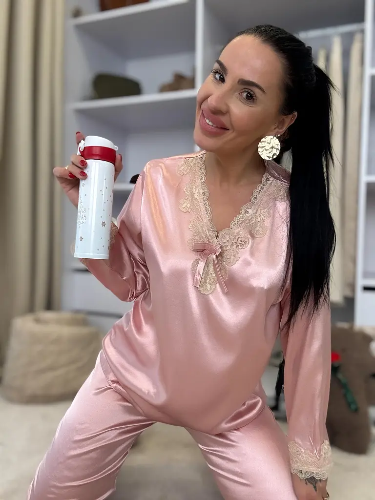 Szatén pizsama csipkeszegéllyel AVILMA