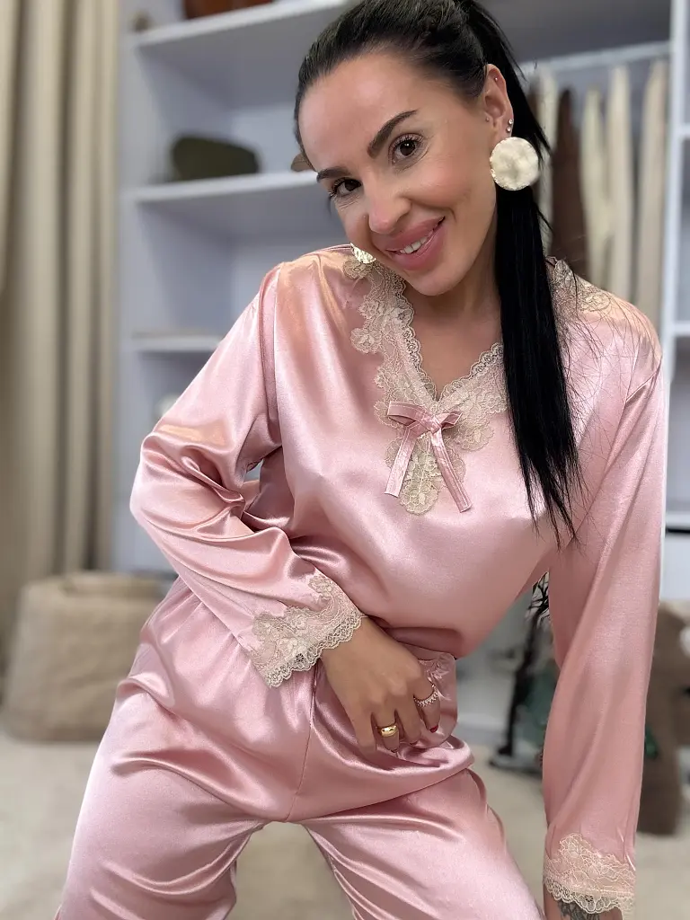 Szatén pizsama csipkeszegéllyel AVILMA - next