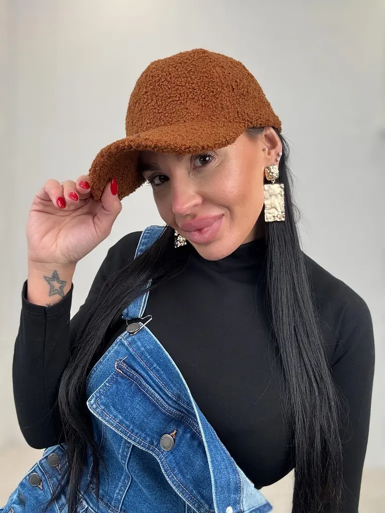 Barna csomózott siltes sapka 