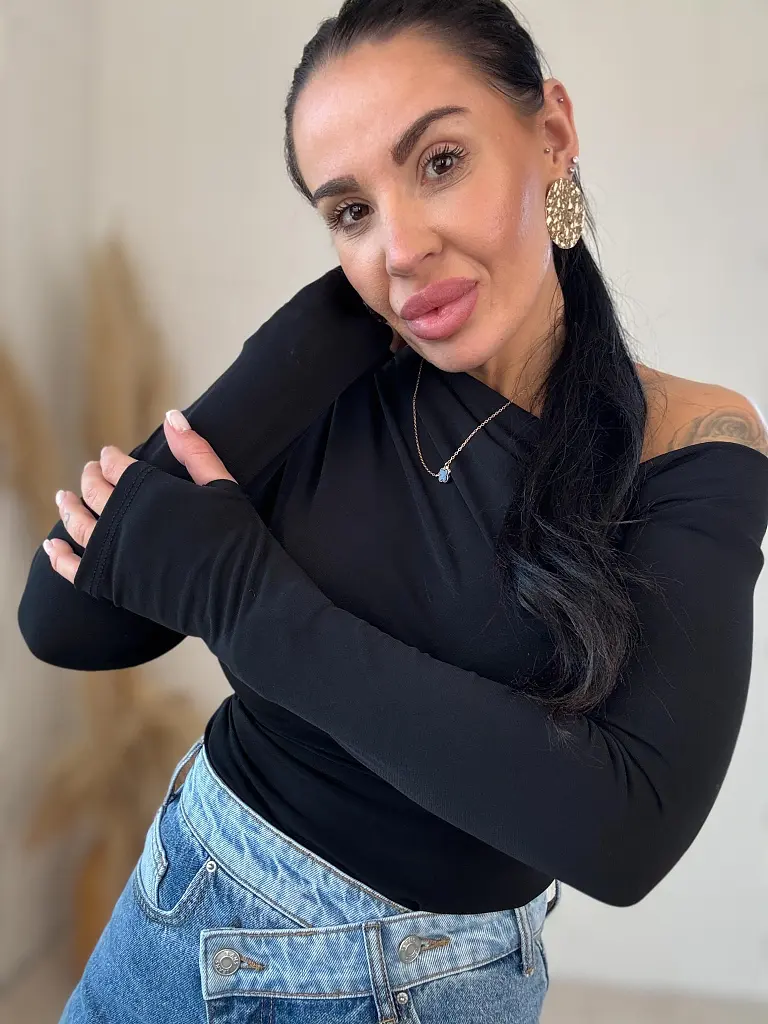 Elasztikus fekete felső MINA