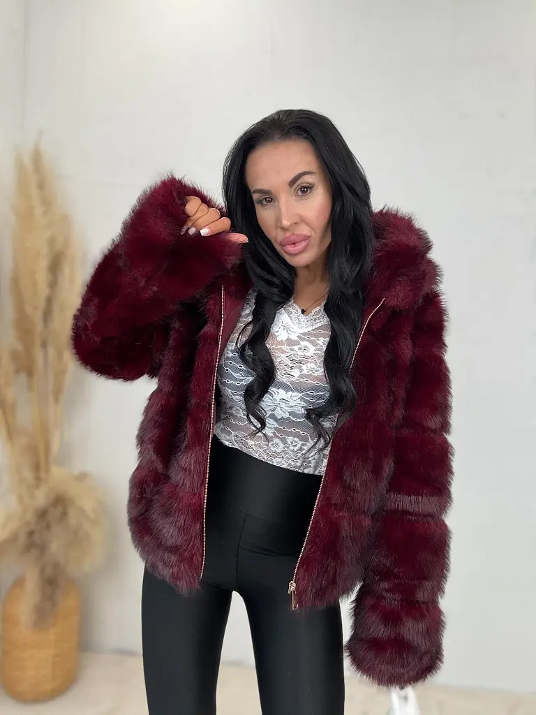 Műszőrmés műbőr kabát kapucnival CHERRY