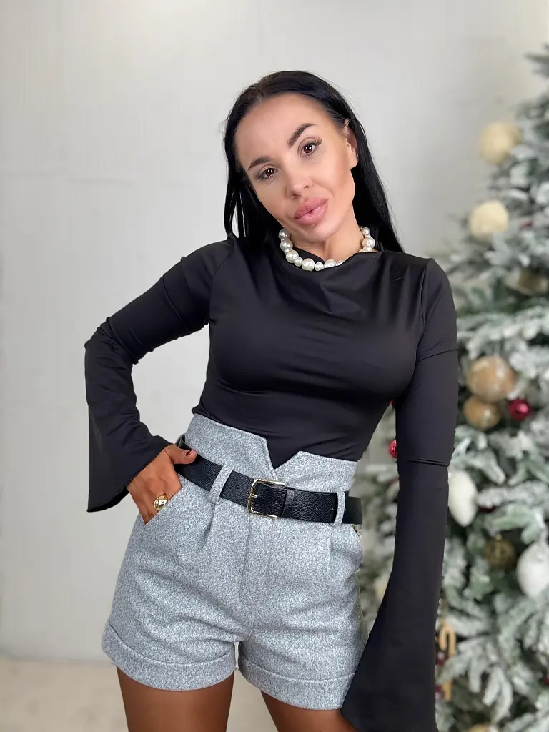 Világosszürke vastag rövidnadrág övvel KALISA