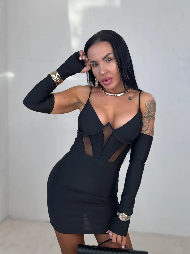 Fekete miniruha melltöméssel SERENA - next