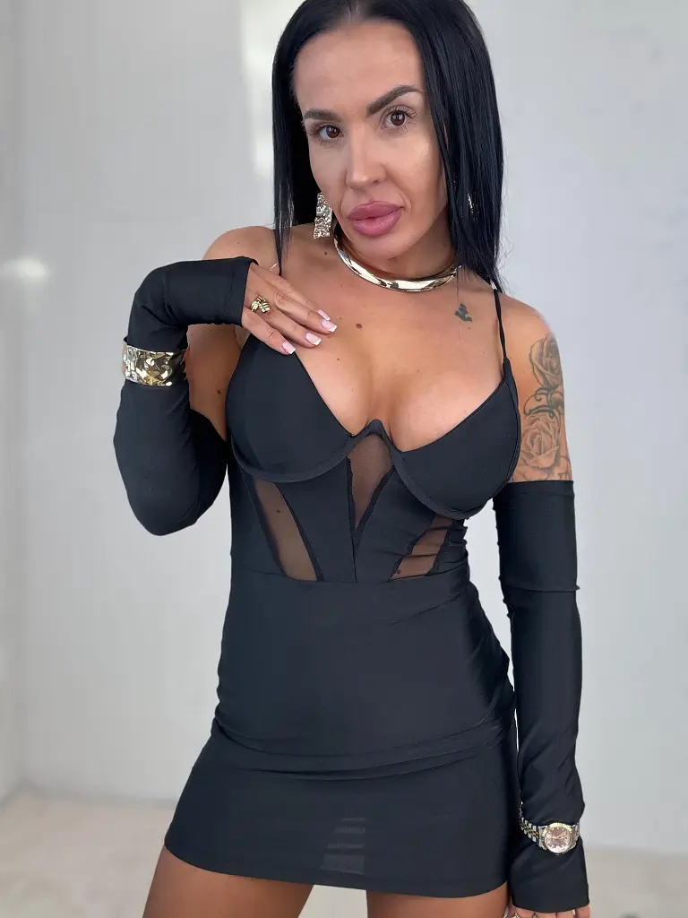 Fekete miniruha melltöméssel SERENA