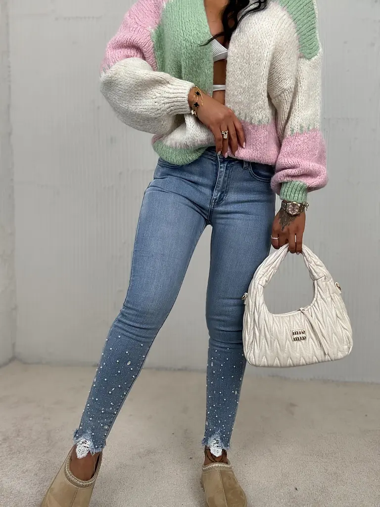 Kövecskékkel és gyöngyökkel díszített magas derekú skinny farmer 