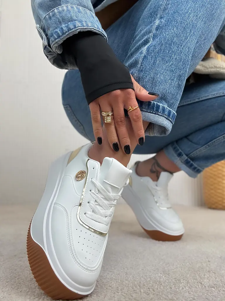 Platformos sportcipő arany színű díszekkel APRYLL - next