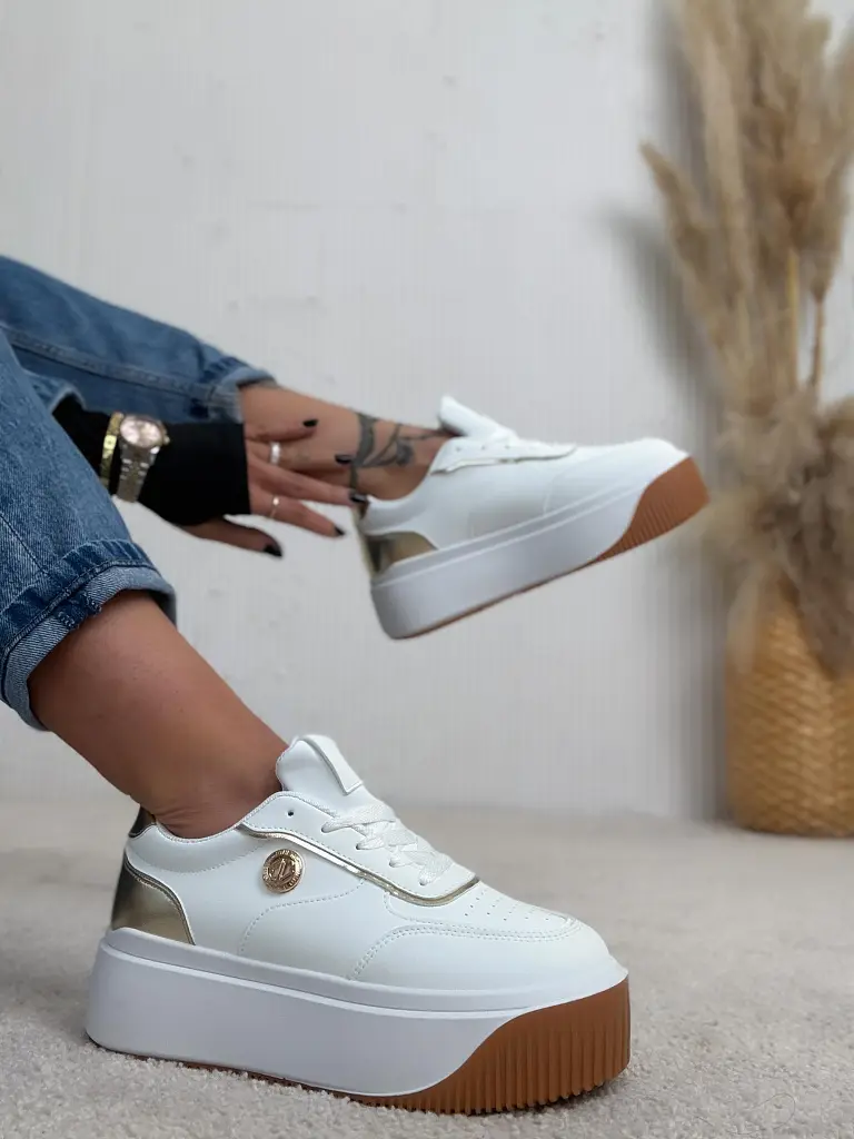 Platformos sportcipő arany színű díszekkel APRYLL