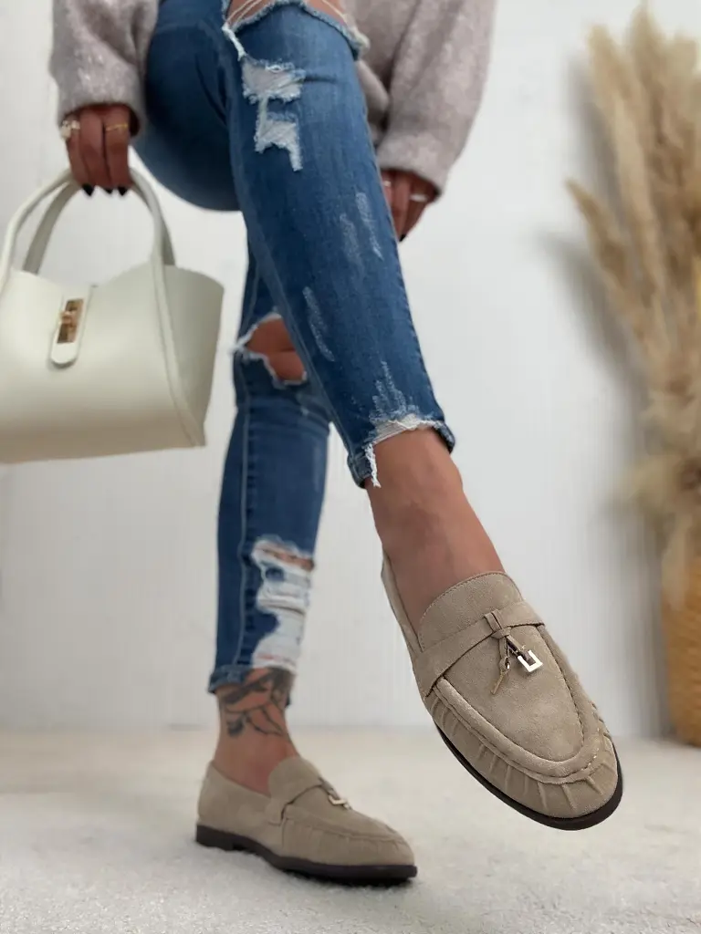 Mokaszín arany színű dísszel WRENA