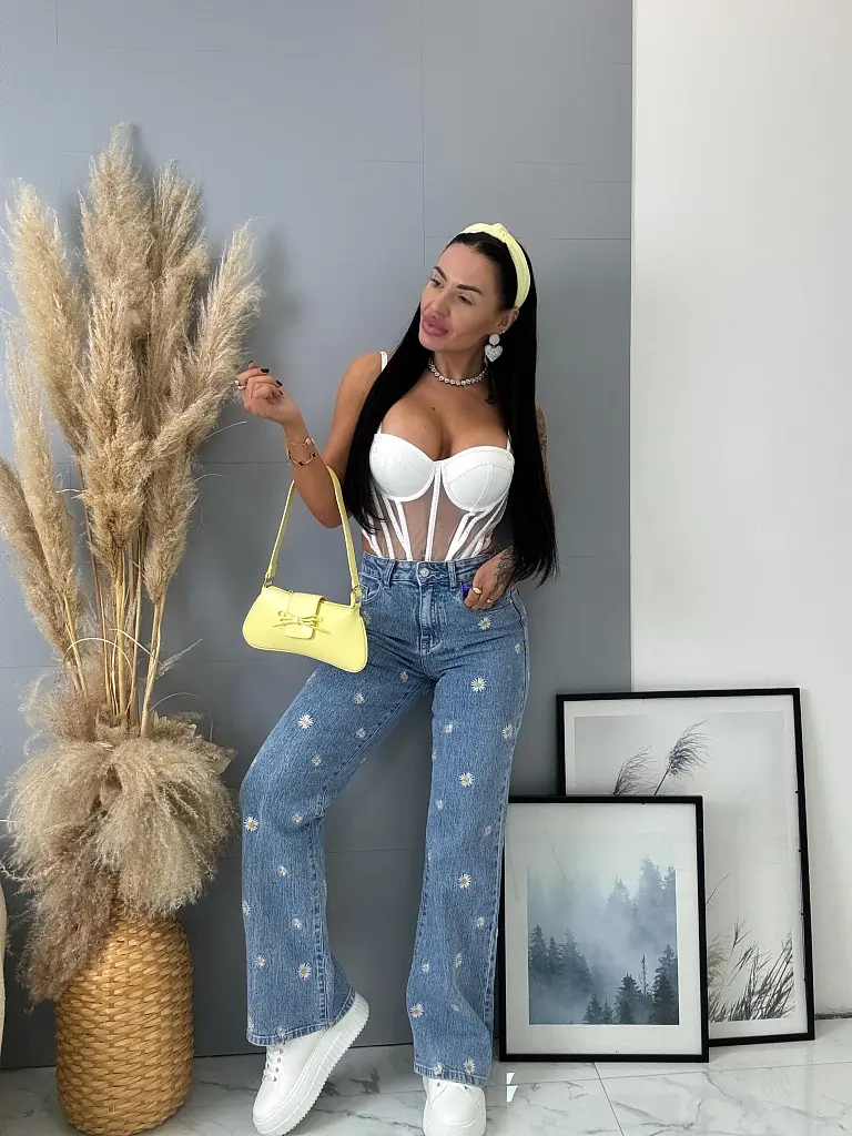 Hímzéssel díszített High Waist farmer FLOWERY