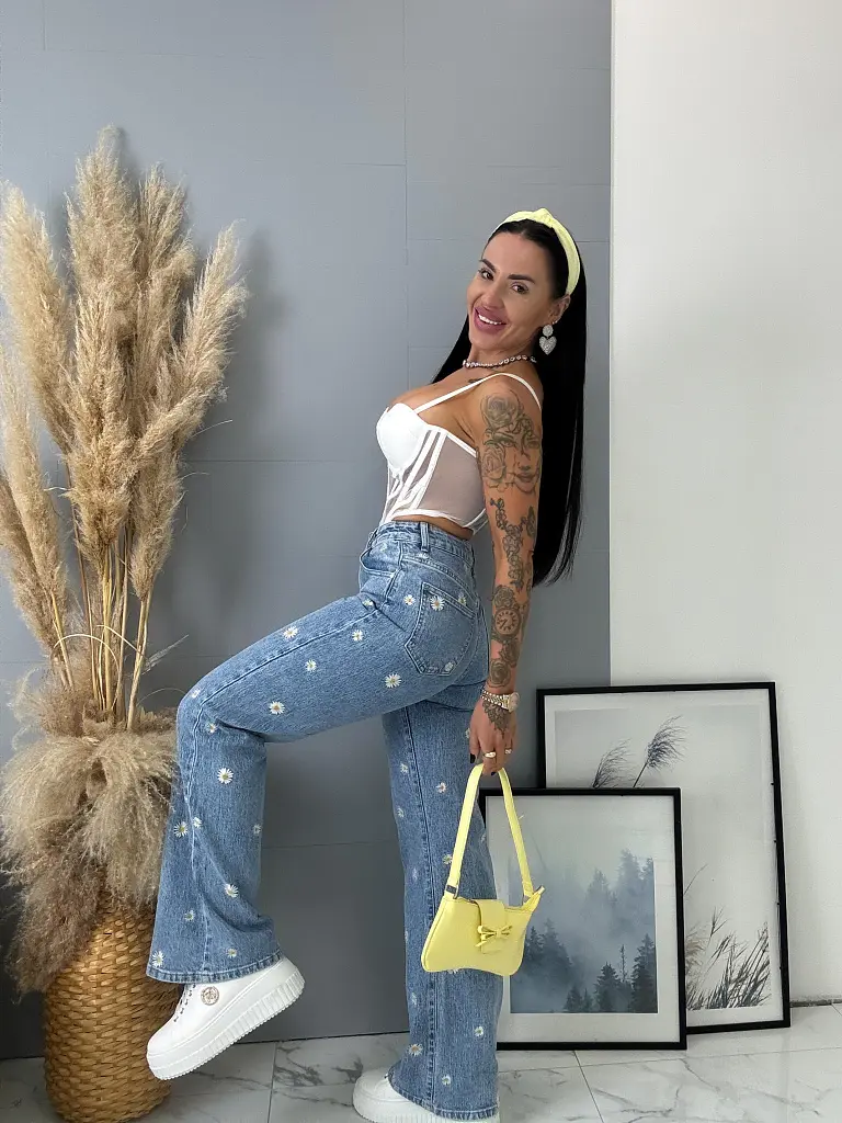 Hímzéssel díszített High Waist farmer FLOWERY - next