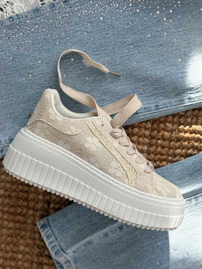 Csipkével díszített csillogós sportcipő ANIRMA