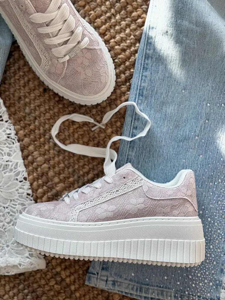 Csipkével díszített csillogós sportcipő ANIRMA