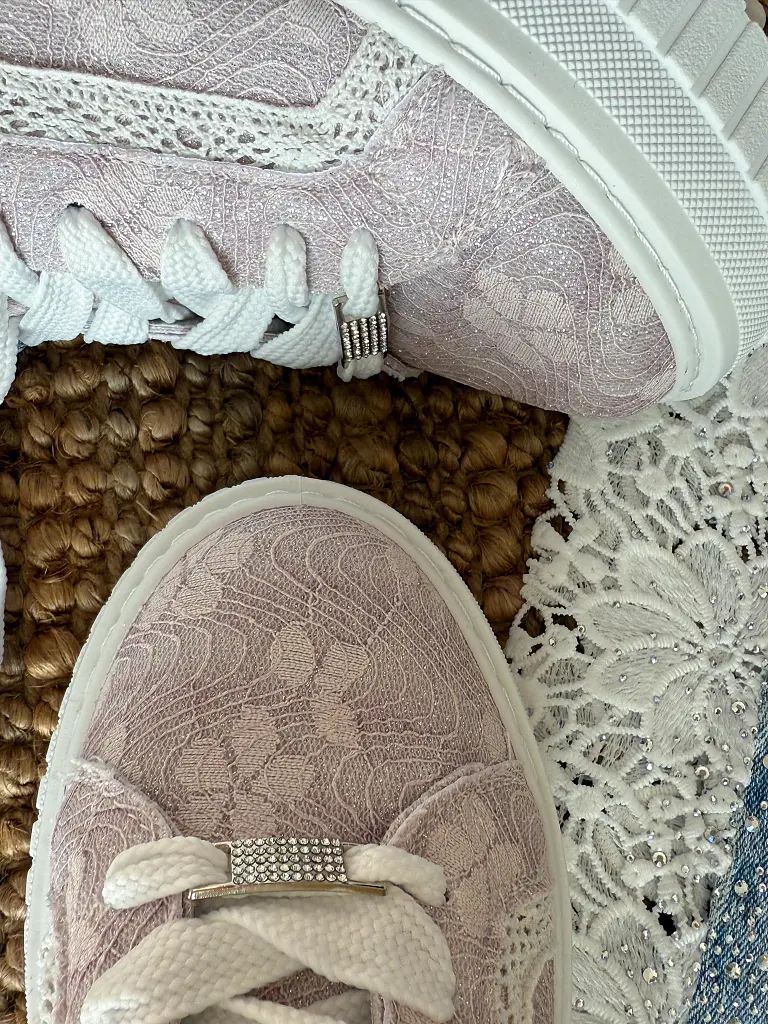 Csipkével díszített csillogós sportcipő ANIRMA - next