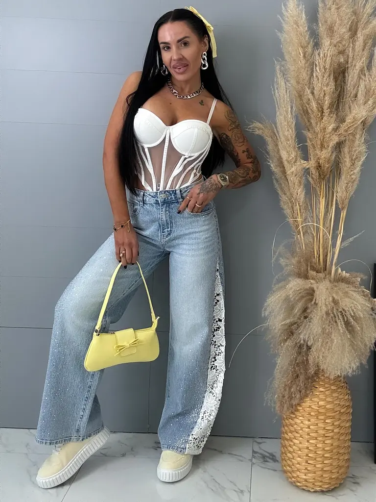 Kövecskékkel és csipkével díszített magas derekú wide leg farmer - next