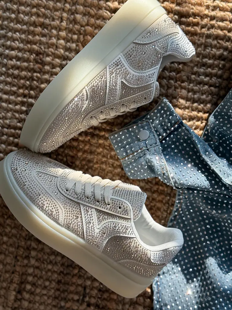 Kövekkel díszített platformos sportcipő CHILA