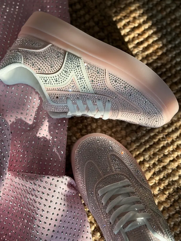 Kövekkel díszített platformos sportcipő CHILA - next