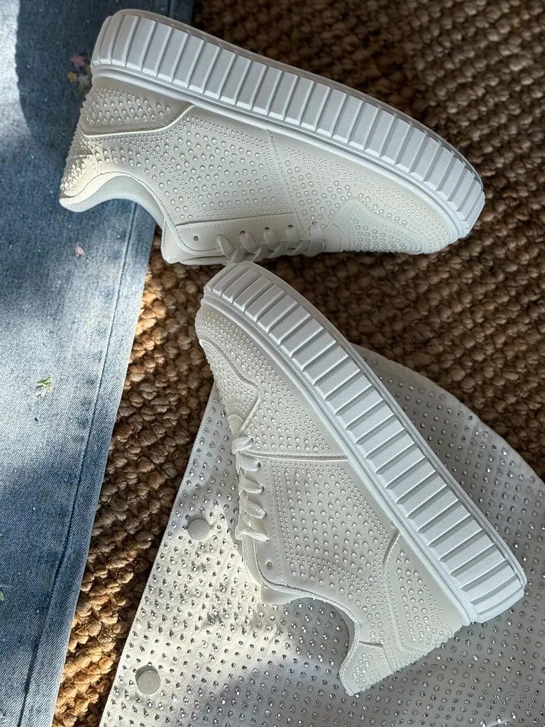 Kövekkel díszített platformos sportcipő BREDA - next