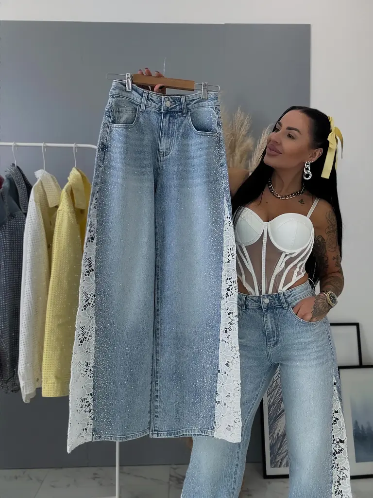 Kövecskékkel és csipkével díszített magas derekú wide leg farmer