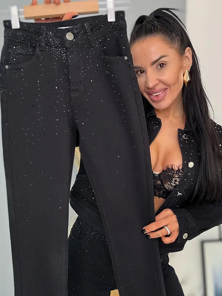 Kövecskékkel díszített mid waist skinny farmer