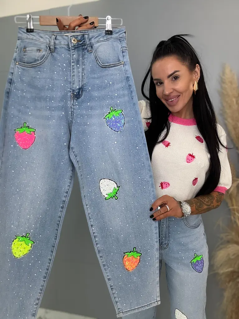 Kövecskékkel és flitterekkel díszített magas derekú mom fit farmer