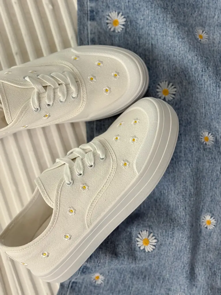 Hímzéssel díszített platformos sportcipő EMALY