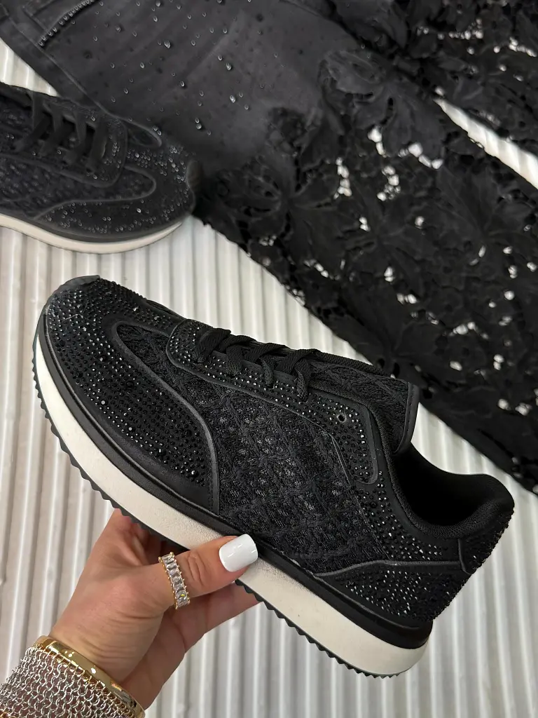 Kövekkel díszített platformos sportcipő NESANA