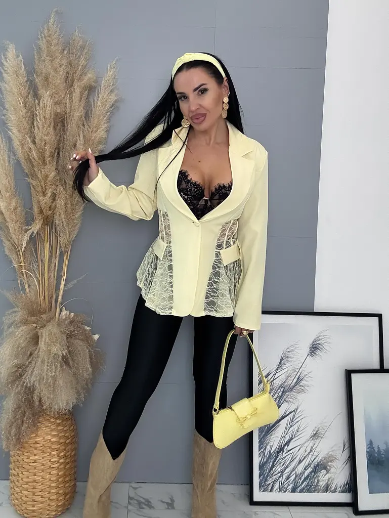 Csipkével díszített zakó válltöméssel ELISEA