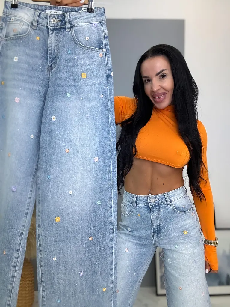 Hímzéssel és kövekkel díszített High Waist farmer