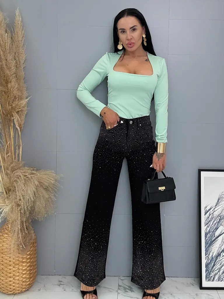 Kövecskékkel díszített magas derekú wide leg farmer