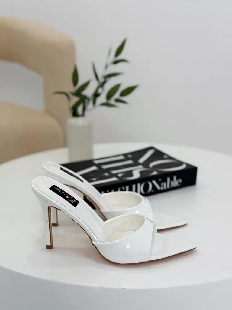 Lakkozozott szandál ZEVRA