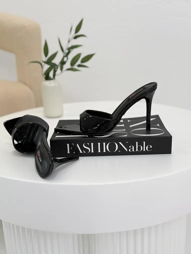 Lakkozozott szandál ZEVRA - next