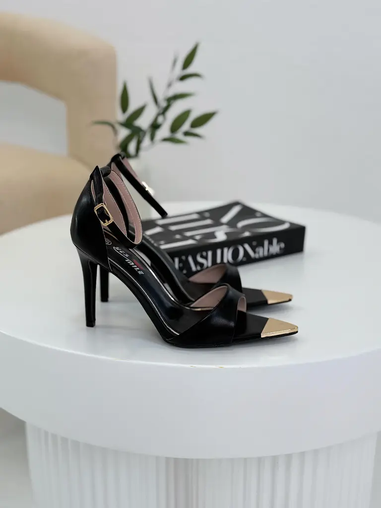 Fekete szandál ZARANA - next