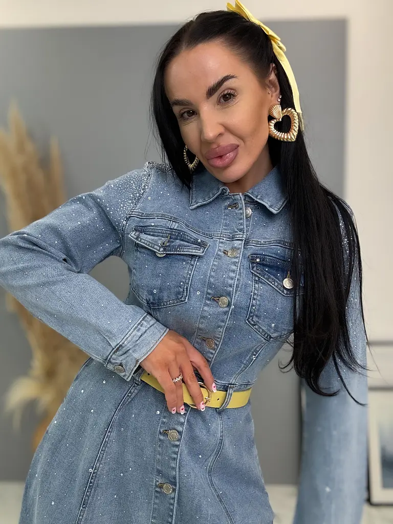 Kövecskékkel díszített gombos farmerruha CELENA - next