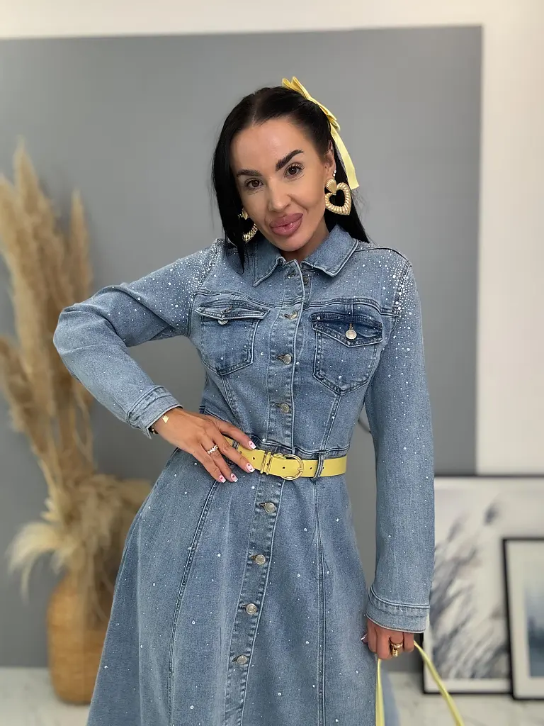 Kövecskékkel díszített gombos farmerruha CELENA