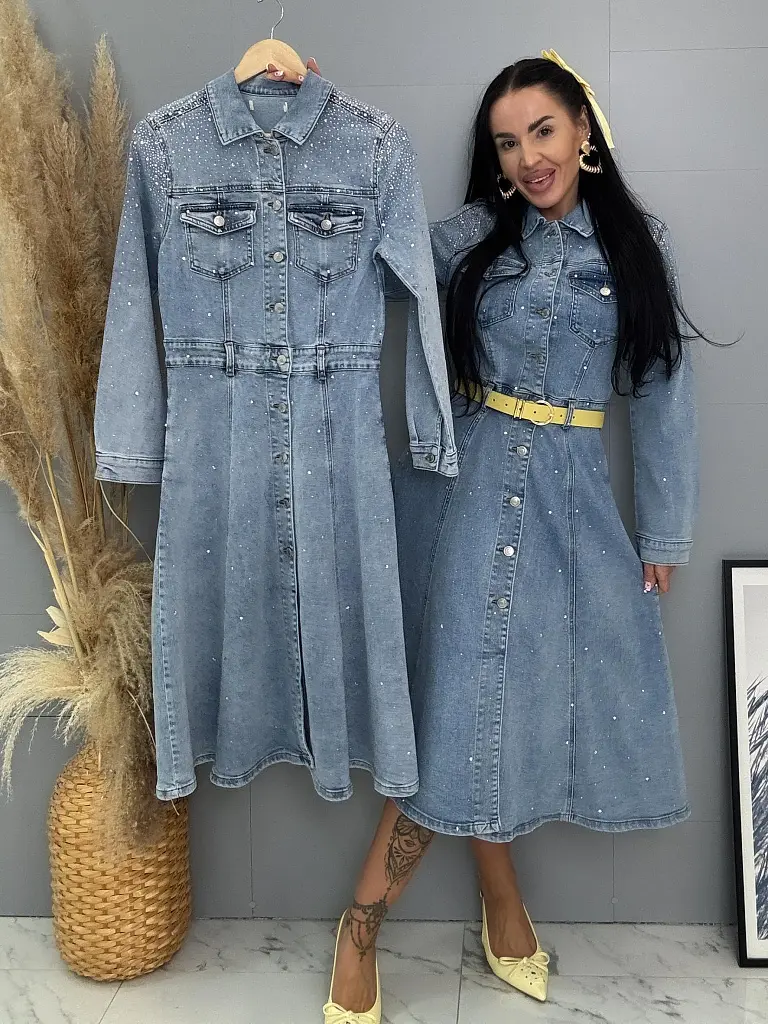 Kövecskékkel díszített gombos farmerruha CELENA