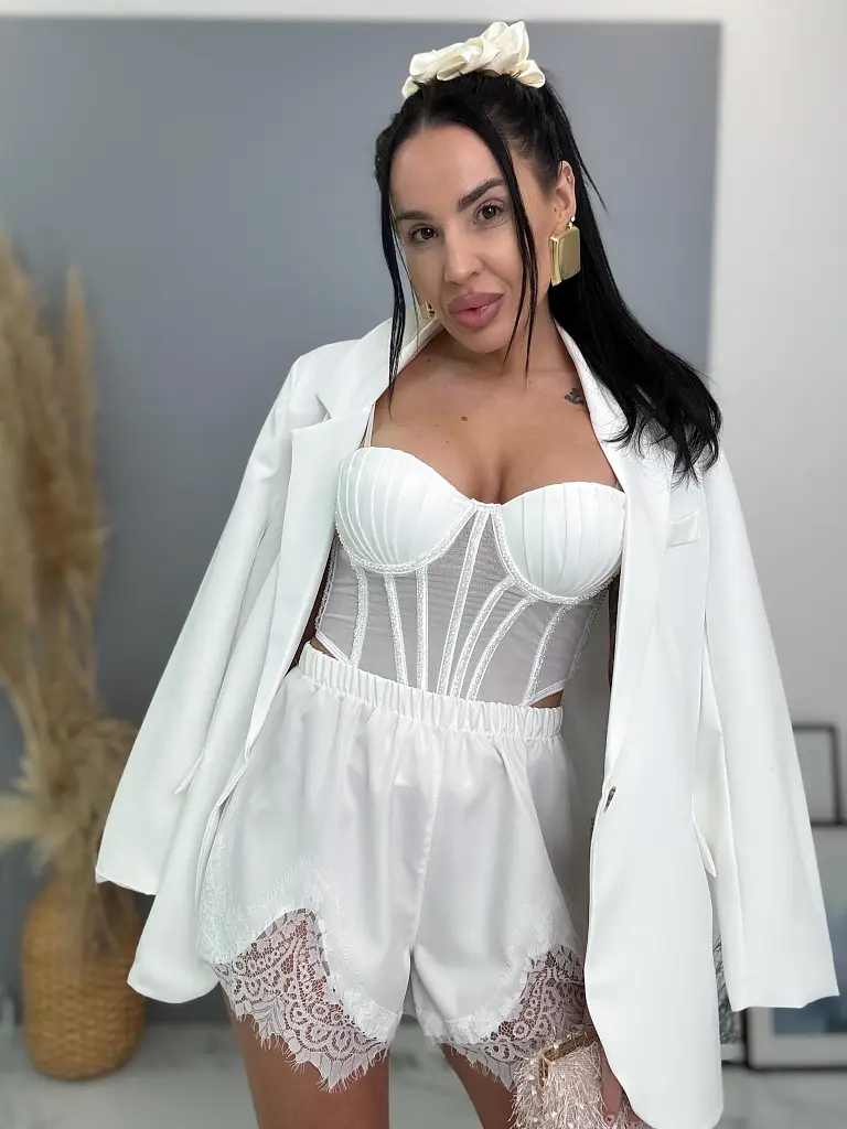 Sort csipkével KANIA