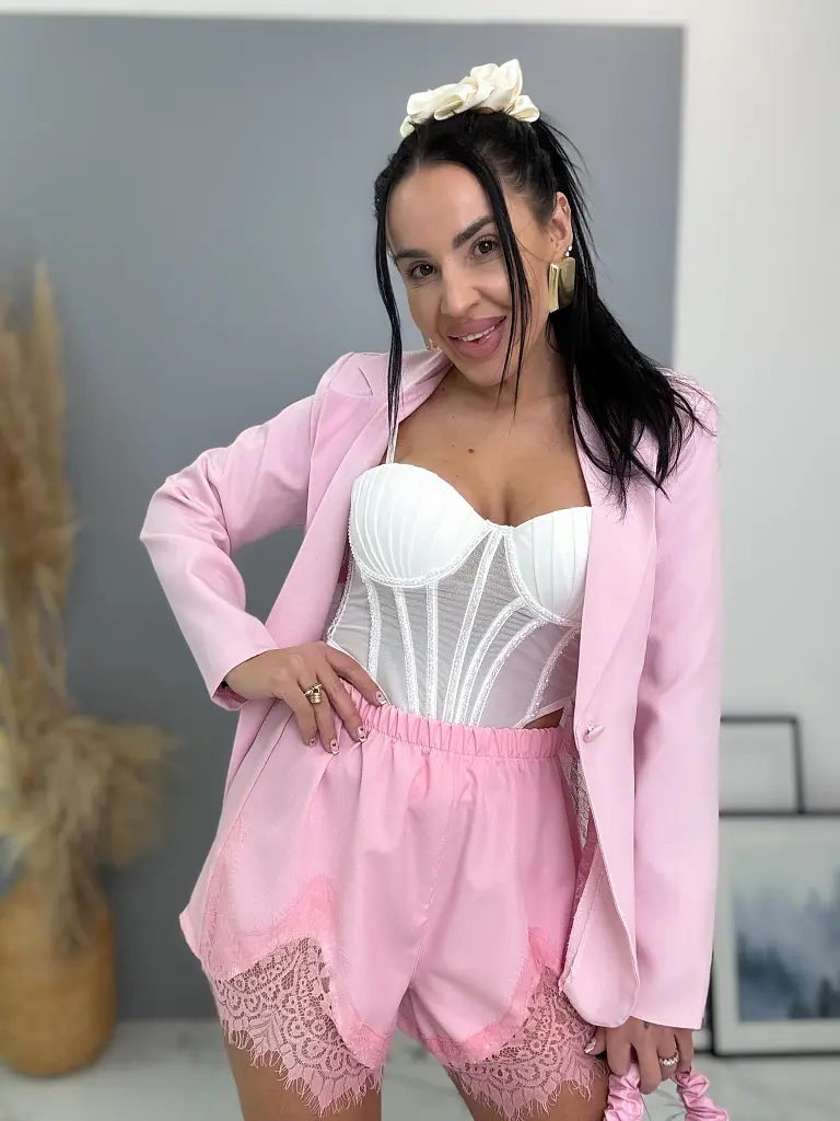 Sort csipkével KANIA