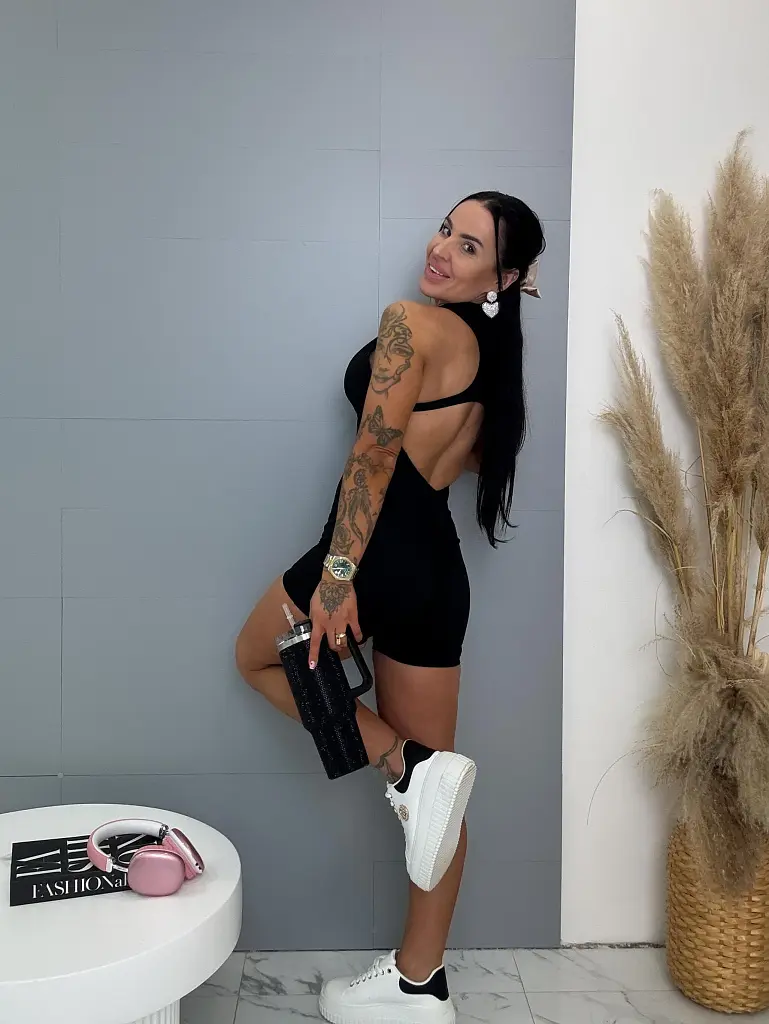 Alakformáló overál melltöméssel és húzott fenékrésszel JESIE