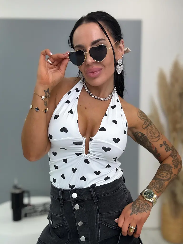 Szívecskés nyakbakötős body SIMENA